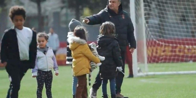 Video: this was the visit of the two older daughters of Falcao Dominique and Desirée to the last Galatasaray training session to meet the players and Fatih Terim coach of the team