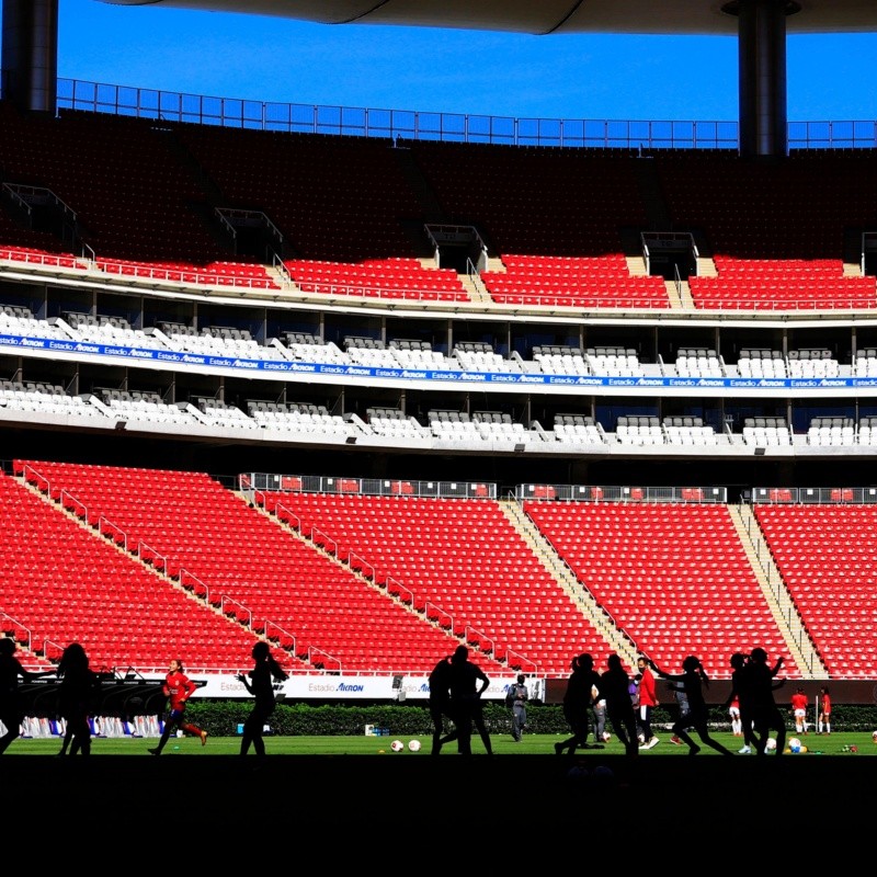 Un sacerdote retiró objetos extraños de las inmediaciones del Estadio Akron