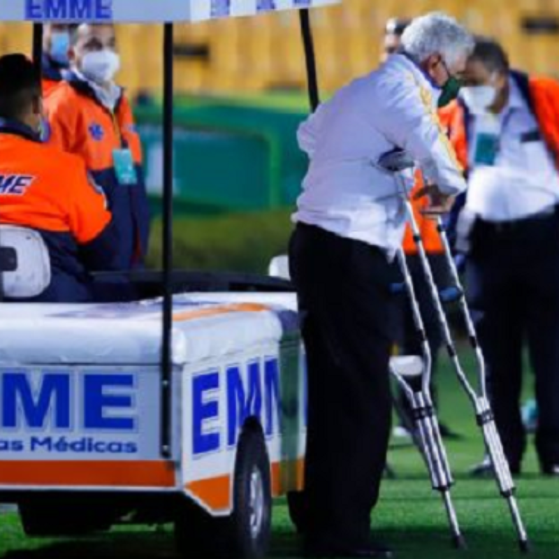 VIDEO: Tuca Ferretti salió a dirigir con muletas el Tigres UANL vs. Toluca