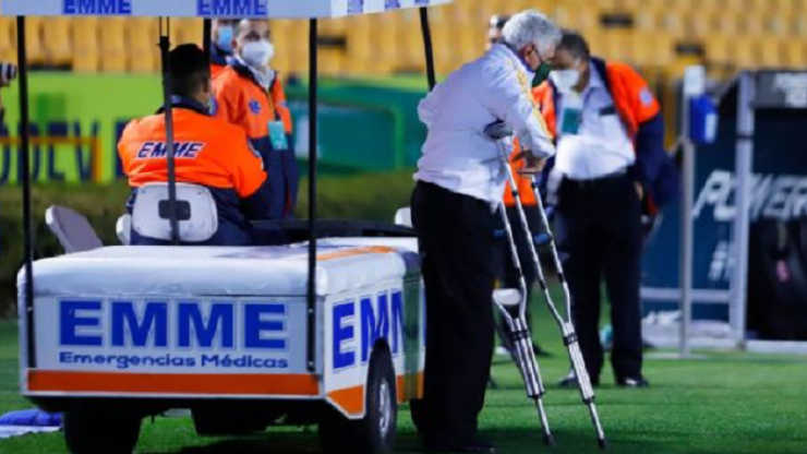 Ricardo Ferretti en muletas dirigiendo Tigres - Toluca.