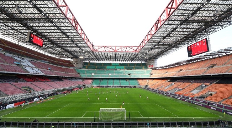 A view of play in the empty San Siro stadium of Milan vs Genoa. (Getty)