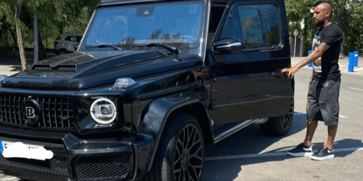 Arturo Vidal y sus coches de lujo