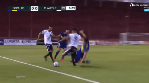 Video: Capaldo metió una terrible patada y sacó de la cancha a un jugador de Claypole