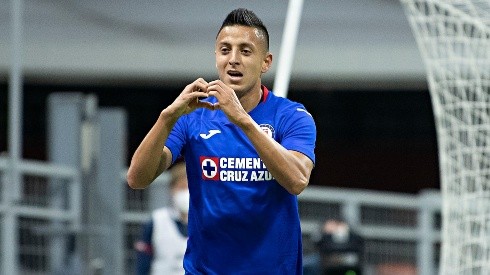 Roberto Alvarado celebra su gol con Cruz Azul ante Mazatlán.