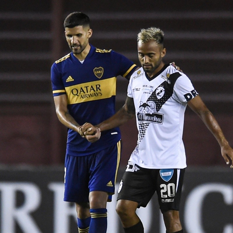 Los jugadores de Claypole coparon el vestuario de Boca para llevarse su camiseta