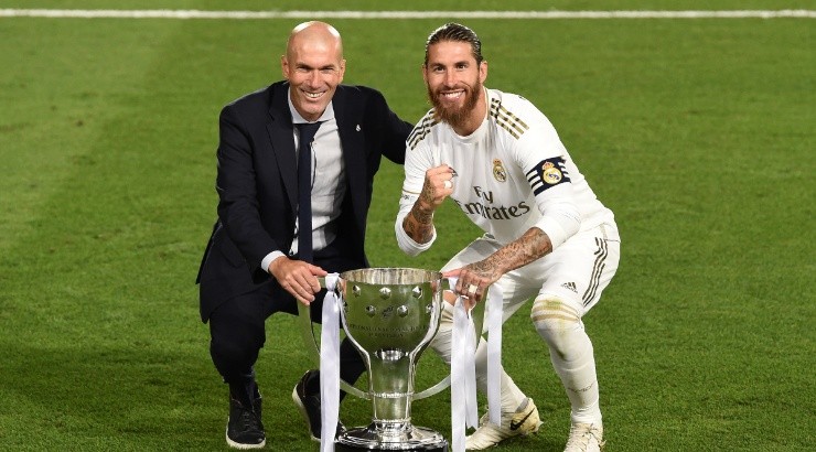 Real Madrid head coach Zinedine Zidane (left) and captain Sergio Ramos (right) pose with the 2019-20 La Liga trophy. (Getty)