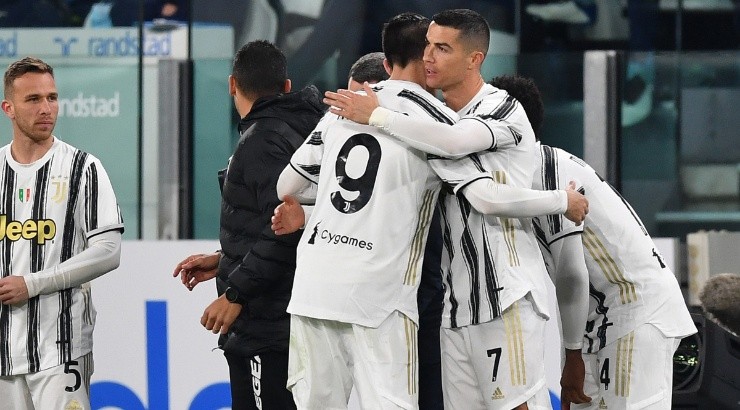 Alvaro Morata (left) is substituted for Cristiano Ronaldo (right) of Juventus against Lazio. (Getty)