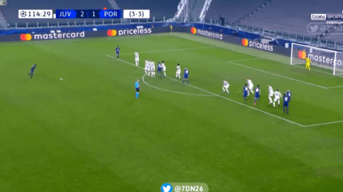 ¡Es una locura! Oliveira le pegó de tiro libre y clavó un golazo ante Juventus