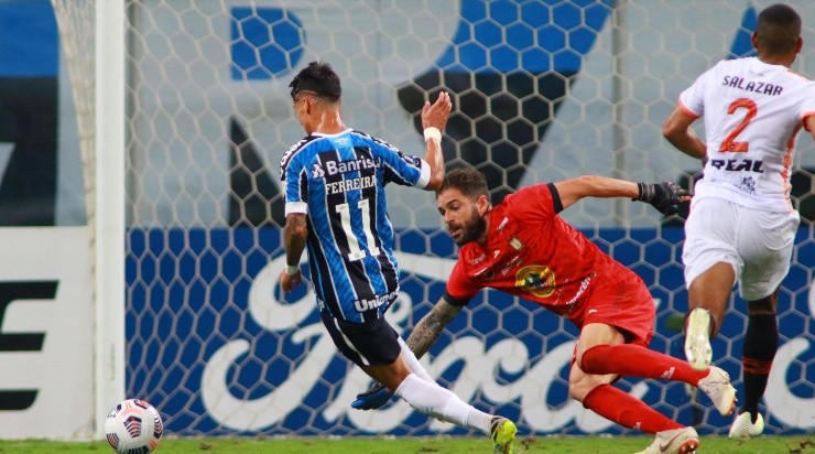 Ferreira dribla o goleiro para marcar o segundo (Foto: Getty Images)