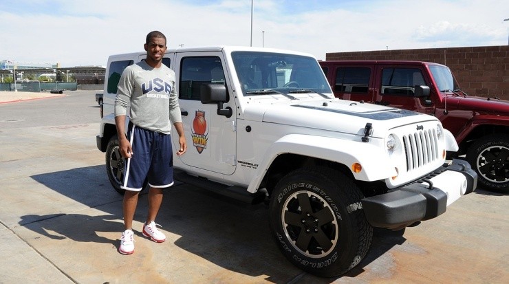 Paul posando con su Jeep blanca. Fuente: Getty Images