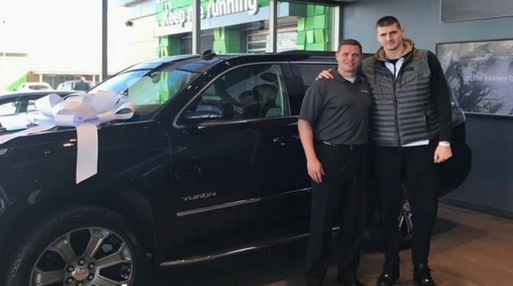 Junto al vendedor, el basquetbolista se tomó una foto post compra. Fuente: @jokova95