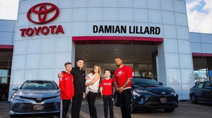 En la puerta de su concesionaria con su familia. Fuente: @damianlillard