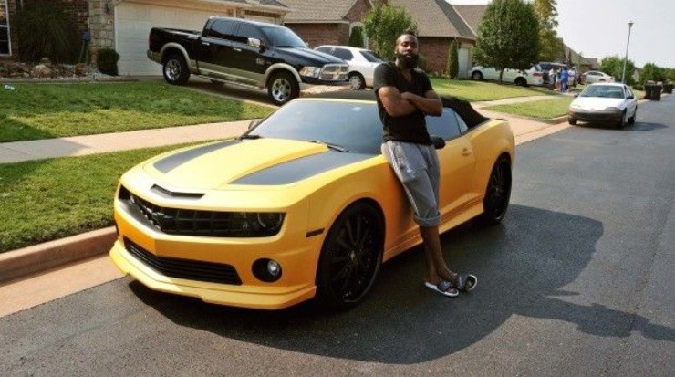 La Barba al lado de su compañero de ruta. Fuente: @autotrader