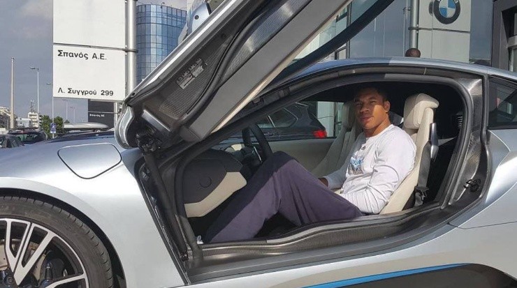 El griego junto con su BMW i8 recién sacado de la concesionaria. Fuente: @sportslanderbykeenan