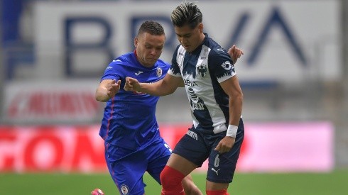 Edson Gutiérrez (right) of Monterrey fights for the ball with Jonathan Rodríguez #(left) of Cruz Azul.(Getty)