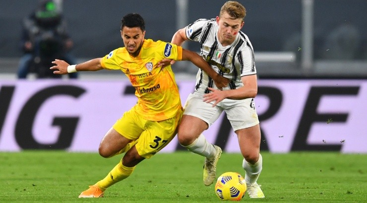 Adam Ounas (left) of Cagliari battles for possession with Matthijs De Ligt (right) of Juventus. (Getty)