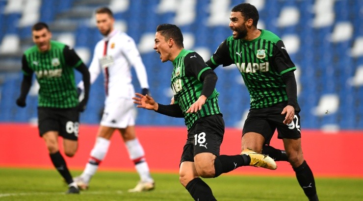 Giacomo Raspadori of Sassuolo (centre) celebrates after scoring against Genoa. (Getty)