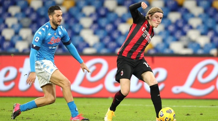 Jens Petter Hauge of Milan (right) scores a goal vs Napoli. (Gety)