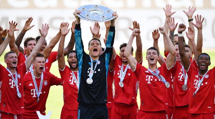 Manuel Neuer of Bayern (center) lifts the 2019-20 Bundesliga trophy. (Getty)