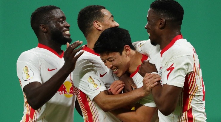 Hee-Chan Hwang (center) of Leipzig celebrates with team mates vs Wolfsburg. (Getty)