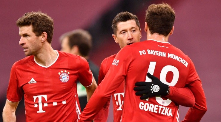 Robert Lewandowski (center) of Bayern Munich celebrates with teammates against Mainz. (Getty)