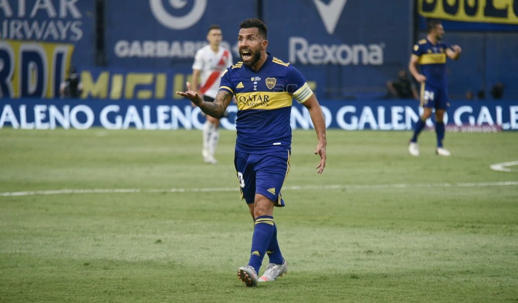 Lo puso en su sitio: Tévez recriminó a Zambrano por expulsión en Clásico