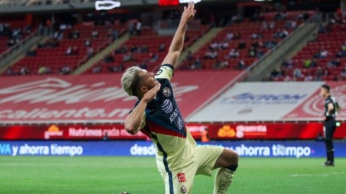 Henry Martín celebró como Cuauhtémoc Blanco su gol ante Chivas.