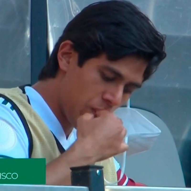 JJ Macías fue captado comiendo en la banca de la Selección mexicana en su debut en el Preolímpico