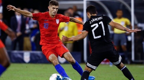 Christian Pulisic #10 of the United States drives by Jorge Sanchez #21 of Mexico (Getty)