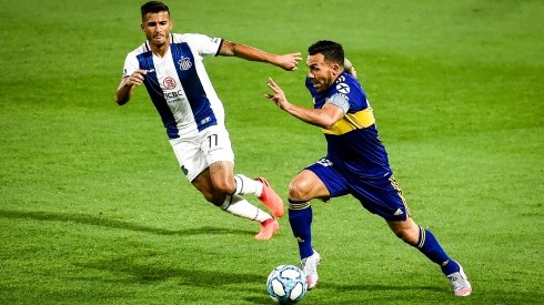 Boca Juniors' Carlos Tevez runs with the ball against Talleres (Getty).