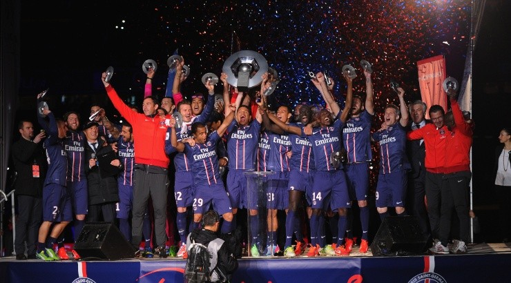 Thiago Silva of PSG lifts the 2012-13 Ligue 1 trophy. (Getty)