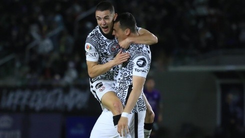 Viñas y Fidalgo festejan el gol del triunfo de América sobre Mazatlán.