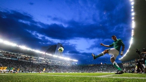 Rubens Sambueza  of Leon kicks the ball during the final second leg match between Leon and Tigres UANL in 2019