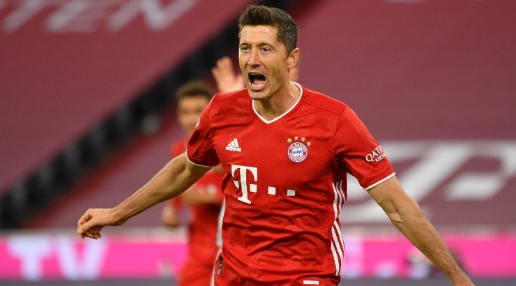 Robert Lewandowski of Bayern Munich celebrates after scoring vs Hertha. (Getty)