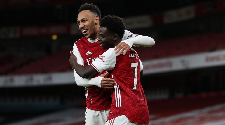 Bukayo Saka of Arsenal (right) celebrates with Pierre-Emerick Aubameyang (left) after scoring vs Newcastle. (Getty)