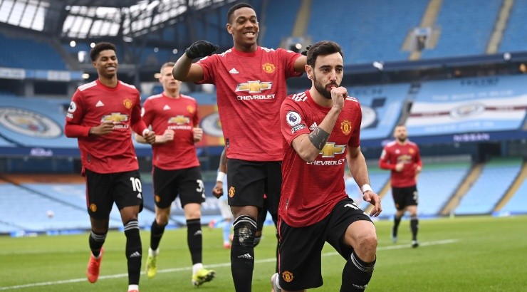 Bruno Fernandes of Manchester United (right) celebrates scoring against Manchester City. (Getty)