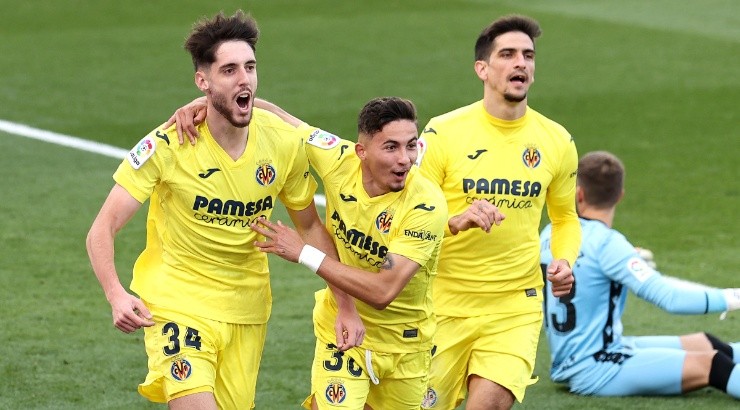 Fernando Nino (left) of Villarreal celebrates with Yeremi Pino (center) after a goal vs Levante. (Getty)