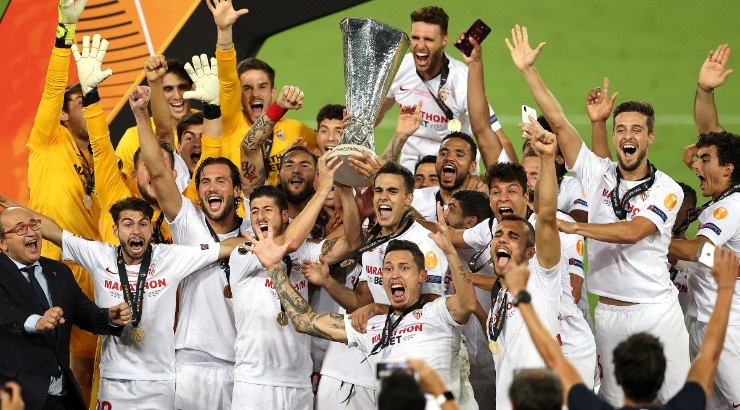 Lucas Ocampos of Sevilla and his teammates lift the 2019-20 UEFA Europa League Trophy. (Getty)