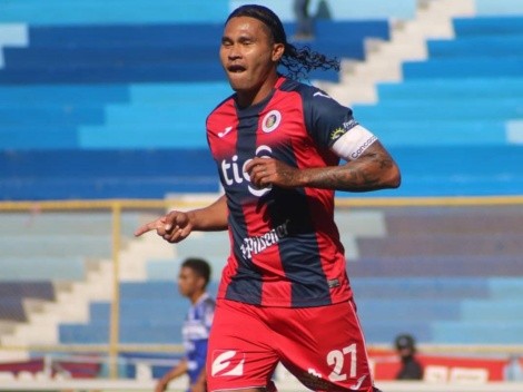 Gullit Peña y un gol de crack con FAS de El Salvador