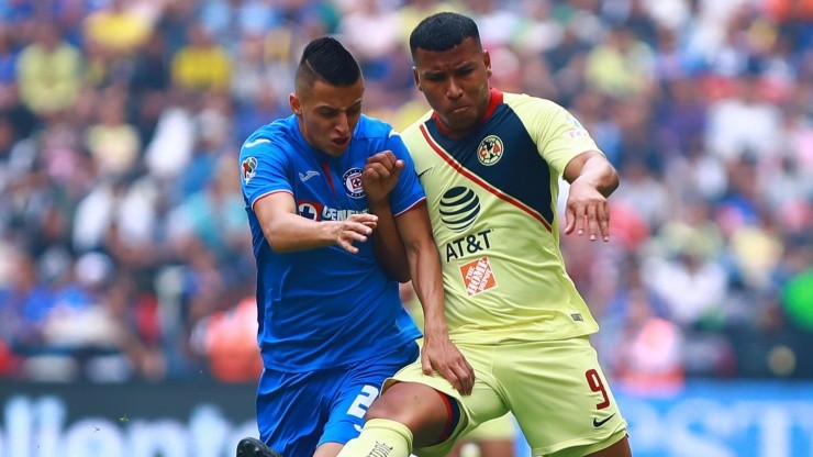 Roberto Alvarado ante Club América.