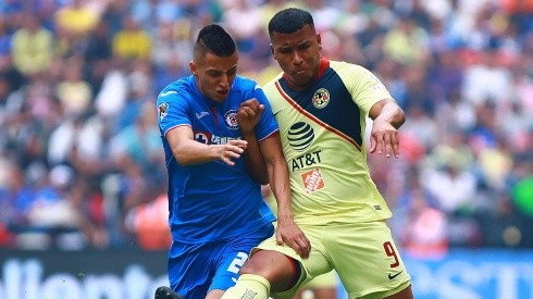 Roberto Alvarado ante Club América.