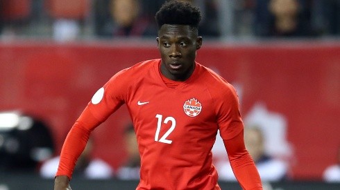Alphonso Davies of Canada dribbles the ball against the United States.