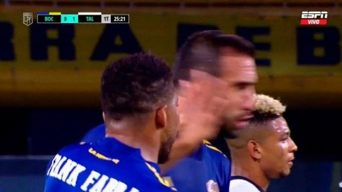 Así fue el golpe que le propinó Frank Fabra a Carlos Izquierdoz en el duelo entre Boca y Talleres.