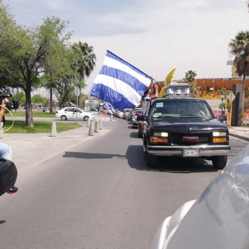 VIDEO: Aficionados de Rayados le recuerdan el descenso a Tigres con caravana fúnebre