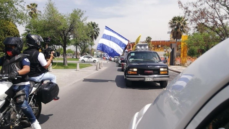 Caravana de aficionados de Monterrey.