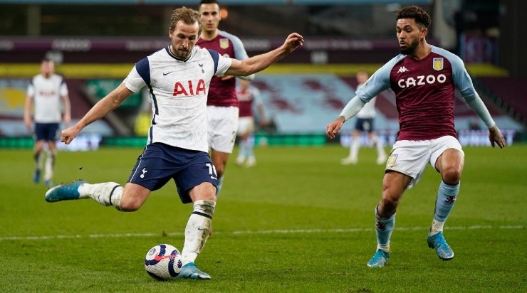 Harry Kane of Tottenham Hotspur shoots whilst under pressure from Douglas Luiz of Aston Villa during the Premier League match (Getty)