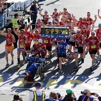 Murió Dick Hoyt: 72 maratones llevando a su hijo en silla de ruedas