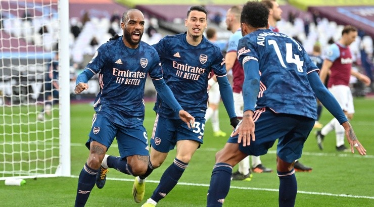 Alexandre Lacazette (left) of Arsenal celebrates with Gabriel Martinelli (center) and Pierre Emerick Aubameyang (right). (Getty)