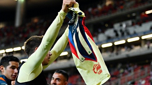Sebastián Córdova presume la actual playera tras su gol en el Clásico.