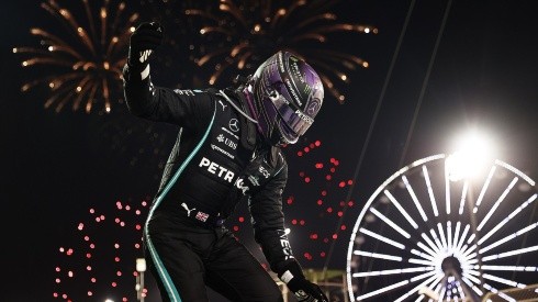 Lewis Hamilton comemora vitória no GP do Bahrein de Fórmula 1